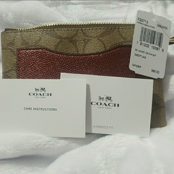 Corner Zip Wristlet With Metallic Colorblock - Picture 2 of 3